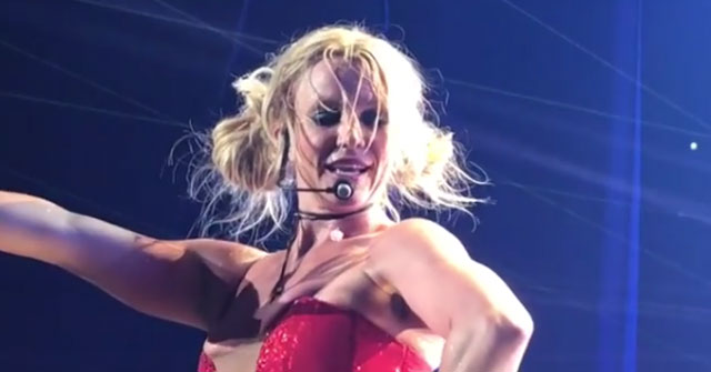 Britney Spears se lleva un buen susto durante concierto 