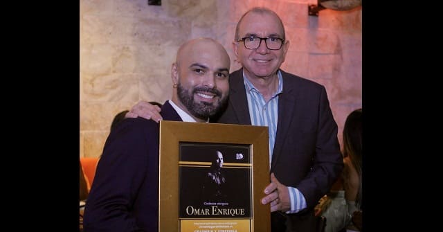 Omar Enrique es condecorado como “Embajador del merengue” en República Dominicana